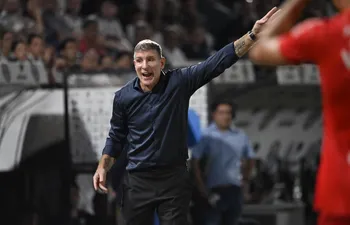 El argentino Martín Palermo, entrenador de Olimpia, en un partido frente a Sportivo Ameliano por la fecha 15 del torneo Apertura 2024 del fútbol paraguayo en el estadio Osvaldo Domínguez Dibb, en Asunción, Paraguay.