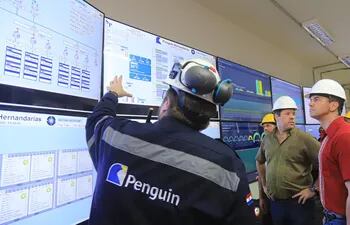 El presidente de la República, Santiago Peña, visitó el 20 de marzo pasado las instalaciones de la criptominería Penguin, en Hernandarias. Ahora sus correligionarios senadores pretenden prohibir la actividad en el país por 180 días.