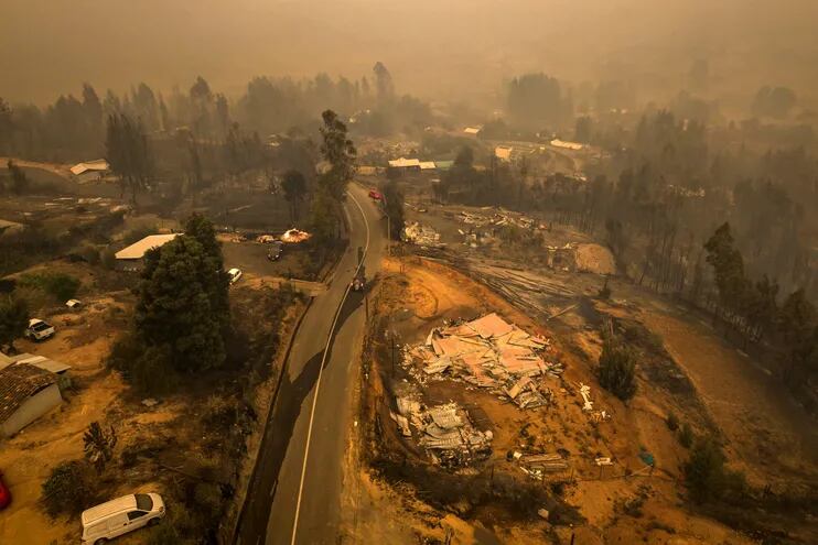 Aerial view of burnt fields during fire in Santa Juana, Concepcion province, Chile on February 3, 2023. - Chile has declared a state of disaster in several central-southern regions after a devastating heat wave provoked forest fires that left four people dead, authorities said on Friday. (Photo by JAVIER TORRES / AFP)