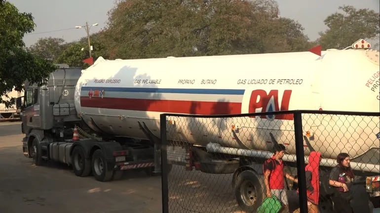Camiones transportadores de gas liberados en el puerto Itá Enramada.