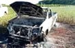 Camioneta el concejal Héctor Sauer (ANR), quemada en el predio.