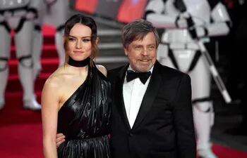 Daisy Ridley (Rey) y Mark Hamill (Luke Skywalker), parte del elenco de Star Wars.