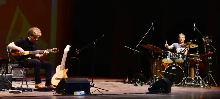 Zabeca Dúo durante su presentación en el Teatro Municipal "Ignacio A. Pane". La agrupación está integrada por los músicos argentinos Ernesto Snajer y Mariano "Tiki" Cantero deslumbró con su propuesta enmarcada en ritmos latinoamericanos.