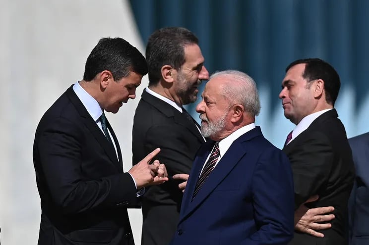 El presidente de Brasil, Luiz Inácio Lula da Silva y el presidente de Paraguay, Santiago Peña (i). Ambos ofrecerán sus discursos hoy desde Nueva York.  (EFE)