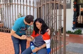 La funcionaria de la Compañía Paraguaya de Comunicaciones SA (Copaco) Lilian Brizuela Cuevas decidió encadenarse frente a la institución para exigir el pago de dos meses de salario y el aguinaldo.