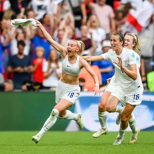 La inglesa Chloe Kelly se quita la camiseta para festejar el gol de la clasificación.