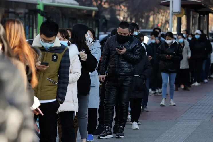 Miles de personas forman fila a diario en la localidad de Xi'an, en China, para realizarse el test anticovid.