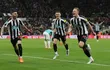 Miguel Almirón (i) festeja uno de los goles del Newcastle en la revancha de la semifinal de la Copa de la Liga de Inglaterra.