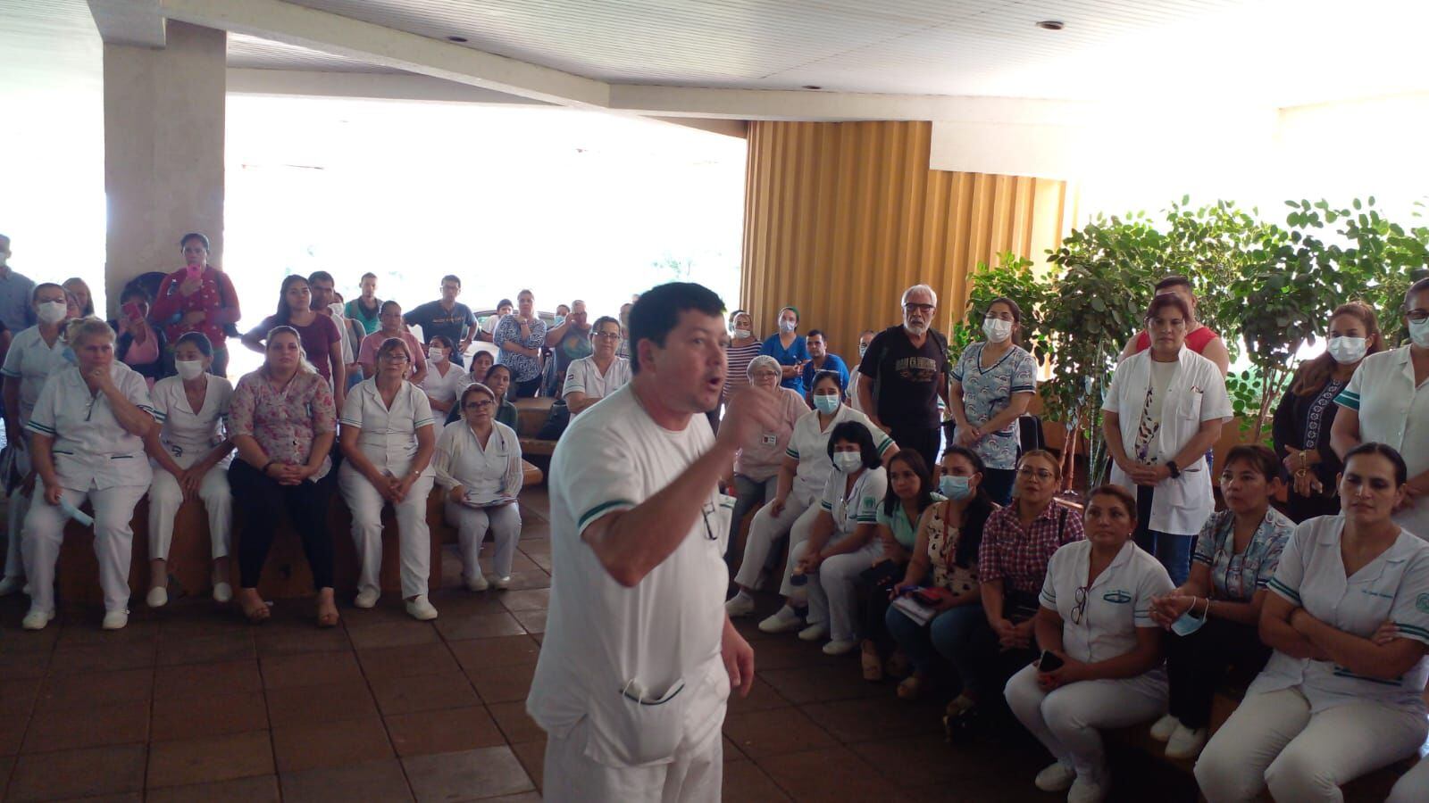 Enfermeros del Hospital Nacional de Itauguá en asamblea pidieron que la directora se disculpe.