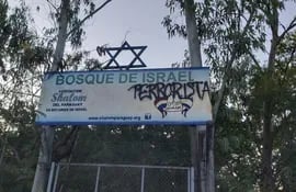 El acceso lateral al Bosque de Israel en el parque Ñu Guazú también fue objeto de los vándalos antisemitas.