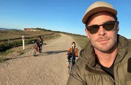 Chris Hemsworth paseando en bici con los mellis Tristan y Sasha.