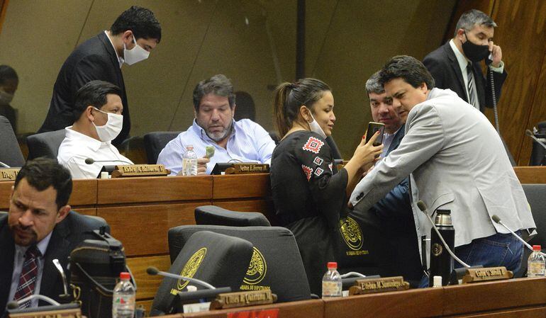 La diputada Jazmín Narváez (ANR, Añetete) conversa con sus colegas sin tapabocas.