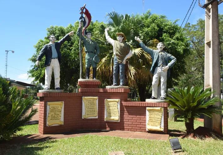 Monumento a los Héroes de la Guerra del Chaco, entre ellos el capitán Emeterio Miranda, ubicado al costado de la sede comunal.