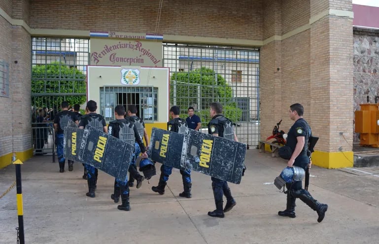 Acceso principal a la Penitenciaría Regional de Concepción hasta donde fueron trasladados los dos primeros grupos de soldados del PCC, de Pedro Juan y San Pedro. (Foto de archivo)