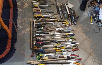 Armas blancas, cuchillos, lanzas, celulares, supuestas cocaína y marihuana, objetos encontrados en el pabellón del PCC en la penitenciaría de Misiones.