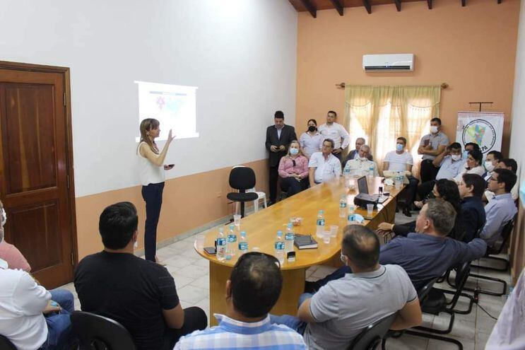 La ministra Carla Bacigalupo se reunió con los intendentes del Alto Paraná en Ciudad del Este.