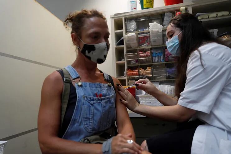 Una enfermera inyecta a una mujer israelí una tercera inyección de la vacuna COVID-19 en Jerusalén, el 20 de agosto de 2021.