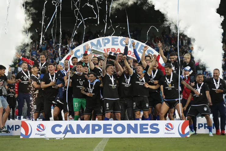 Los jugadores de Huachipato celebra el título de campeón en la Primera División de Chile.