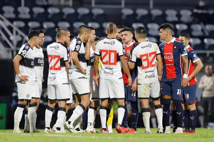 Los jugadores de Cerro porteño y Olimpia discuten durante el primer superclásico del torneo Clausura 2021.