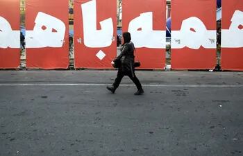 Una mujer camina por una calle de Teherán, en Irán.