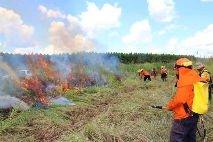 Momento de la capacitación en la quema controlada de pastizales para los bomberos voluntarios, realizada en Itapé.