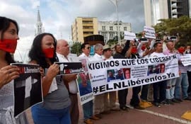 Fotografía de archivo fechada el 27 de mayo de 2016 que muestra un grupo de periodistas, camarógrafos y fotoperiodistas mientras se manifiestan exigiendo libertad de prensa y la libertad de los periodistas secuestrados por la guerrilla del ELN en Cali (Colombia).