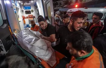 Fotografía de referencia: Palestinos llevan el cuerpo de un miembro del movimiento de la Yihad Islámica al hospital Al Shifa después de los intensos bombardeos con unos 40 aviones y drones de la Fuerza Aérea israelí esta madrugada sobre la franja.