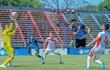 Jesús Amarilla (21) ensaya la “palomita” para superar  a José Colmán, registrando el primer gol del partido.  (Foto: APF)