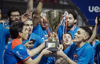 Los jugadores de Cerro Porteño reciben el trofeo de campeón de la Liga Premium de Futsal FIFA 2023.