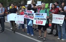 Jóvenes salieron a las calles a manifestarse en contra del oficialismo, tras la expulsión de la senadora Kattya González. Advierten que es un golpe que “costará caro”.