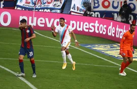 Cristian Colmán (c) festeja uno de los dos goles que convirtió contra San Lorenzo de Almagro en el Nuevo Gasómetro por la tercera fecha de la Superliga de Argentina.