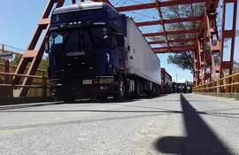 Camiones varados en el paso fronterizo entre Falcón y Clorinda.