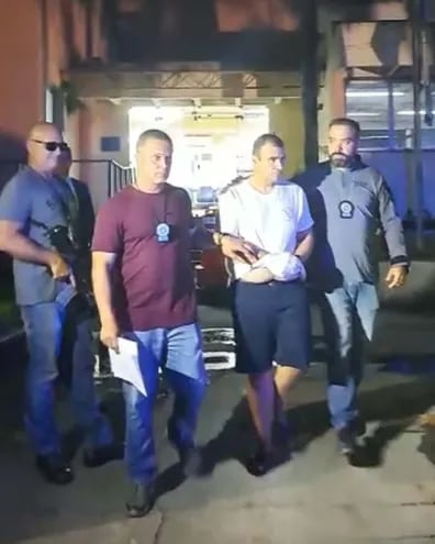 Miguel Ángel Insfrán es llevado por agentes de la Policía Civil del Brasil.