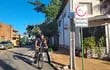 Un ciclista transita en bicicleta por la bicisenda que une el centro de Asunción con el barrio Villa Morra.