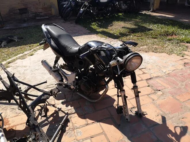 La moto fue robada y recuperada horas más tarde, a tres cuadras de la casa del propietario y sin varias de sus piezas.