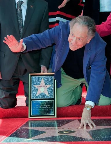 George Segal en una fotografía del año 2017 junto a su estrella en el Paseo de la Fama de Hollywood. El actor falleció ayer a los 87 años.