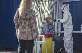 Un trabajador sanitario toma muestra para la detección de covid-19 en un puesto público instalado en Praga, República Checa. Europa está viviendo una segunda oleada de contagios.