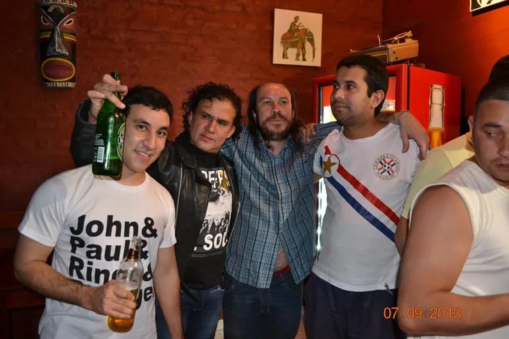 Mario Rubén Velázquez (segundo desde la izquierda) con el también fallecido periodista Vicente Páez y otros amigos en el año 2013.