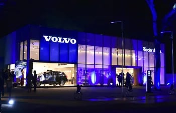 La energía sustentable de Volvo desembarcó con un nuevo modelo sobre la Avda. España.