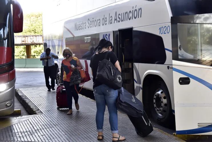 Numerosas personas entran y salen diariamente de Argentina desde la reapertura de las fronteras terrestres.