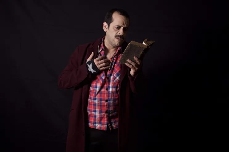 El actor Hugo Matto interpreta a uno de los personajes del drama "Interrogante", que se desarrolla en dos actos.