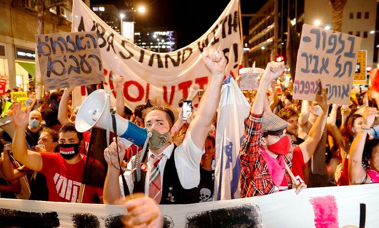 Israelíes se manifiestan frente a la residencia del premier Benjamín Netanyahu para exigirle su demisión.