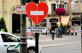 Un cartel en forma de corazón roto aboga por el fin de la violencia de género, en Granada, España.