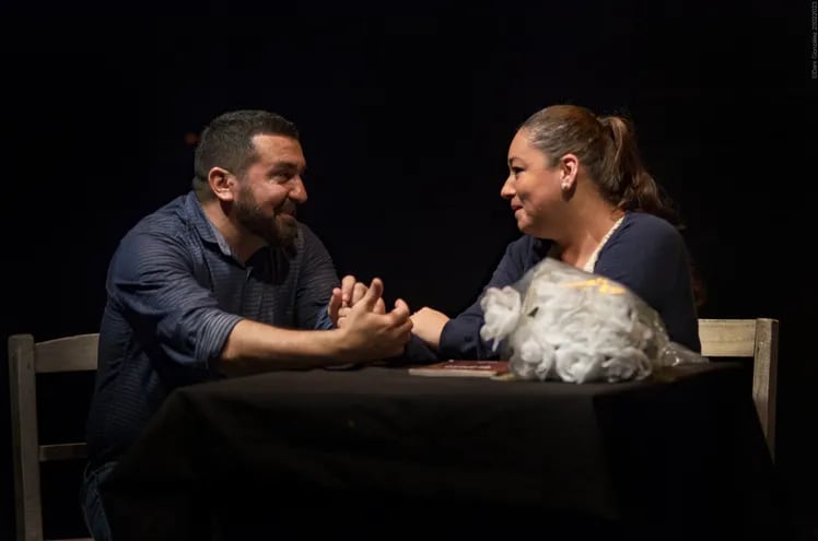 Fabio Chamorro y Katia García en la obra "No dejen que sangren las flores", dirigida por Héctor Silva.