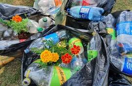 Mediante el festejo sustentable de la Primavera colectaron varias bolsas de botellas de plástico.
