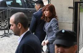 La expresidenta y actual vicepresidenta de Argentina, Cristina Kirchner, sale de los tribunales de Buenos Aires. (AFP, archivo)