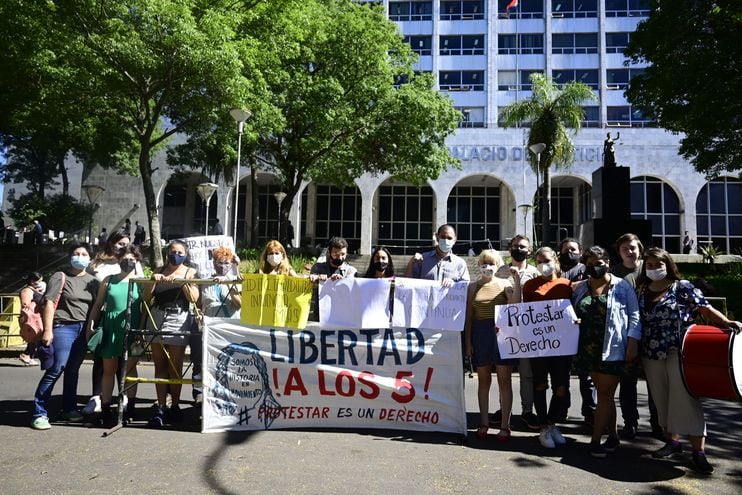 Un grupo de jóvenes protestó frente al Palacio de Justicia de Asunción, en contra de la acusación fiscal, mientras se desarrollaba la audiencia preliminar.