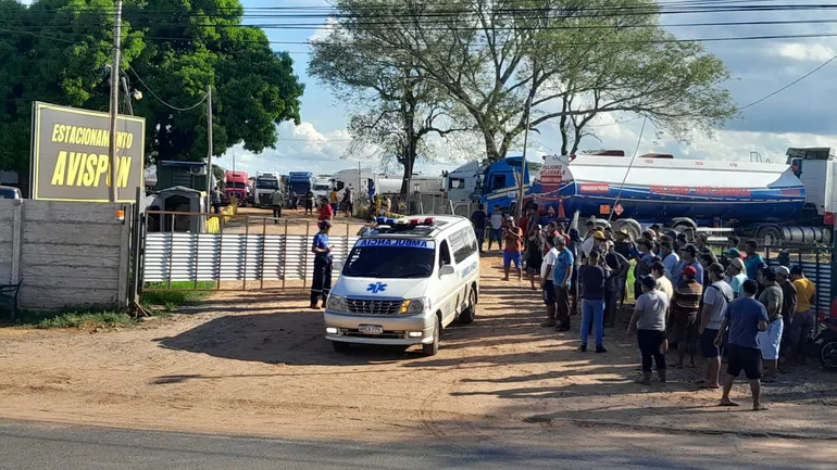La ambulancia que trasladó el cuerpo del camionero boliviano fallecido.