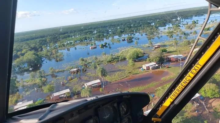 La imagen captada desde el helicóptero de la Fuerza Aérea muestra cómo se encuentran las viviendas bajo agua en la comunidad indígena denominada Km 40 de la parcialidad Maskoy.