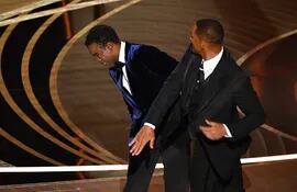 Will Smith golpea a Chris Rock durante la ceremonia de la edición 94 de los premios Óscar, el domingo en Los Ángeles.